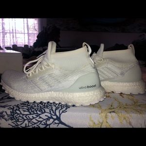 SOLID WHITE ADIDAS ULTRA BOOST ATR